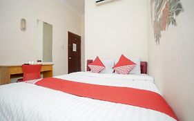 Oyo 448 Hotel Central  2*